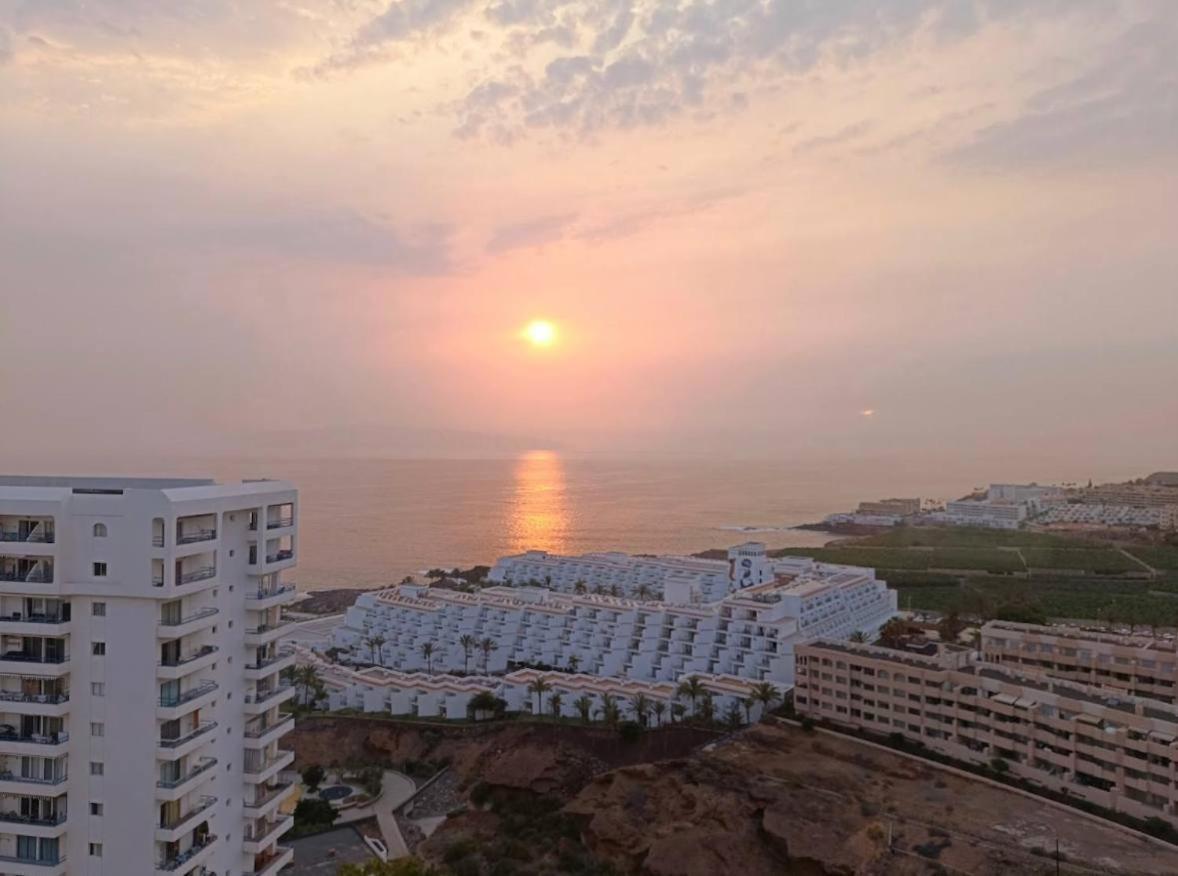 Apto increíble, acogedor, luminoso de ambiente muy relajante con excelentes vistas y servicios/ Amazing apt with sunset lovely views Apartamento Costa Adeje  Exterior foto